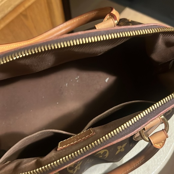 Louis Vuitton handbag. - Picture 2 of 6